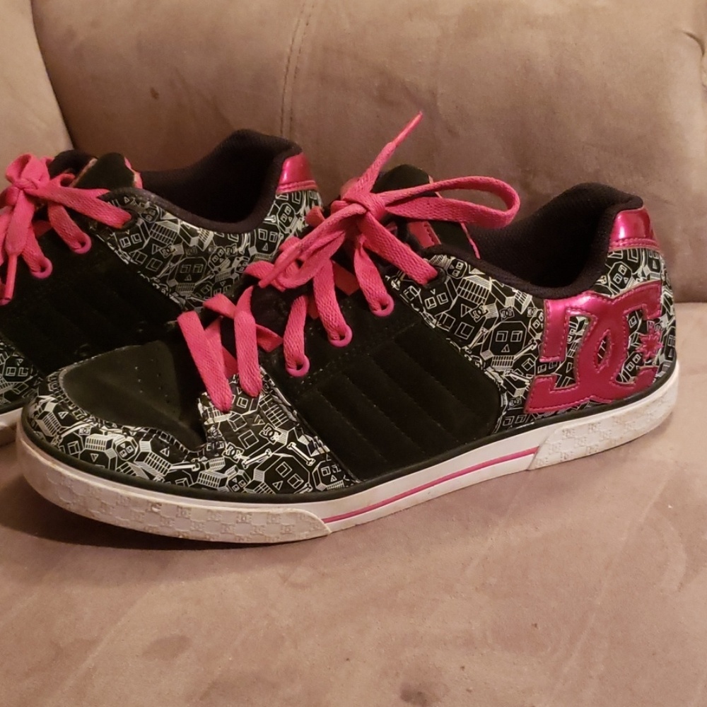 DC women's shoes black suede with robots good cond